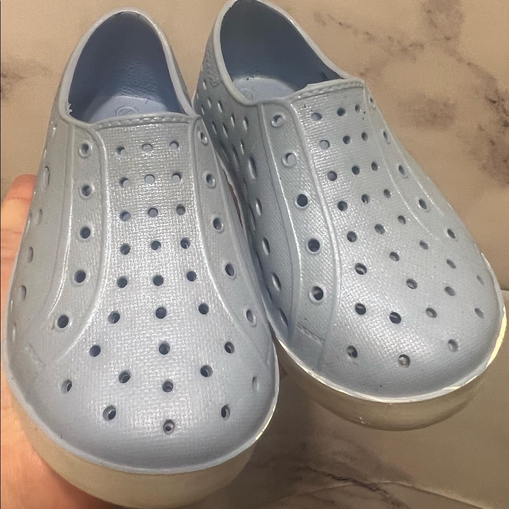 Dan and Lily size 5/6 shoe